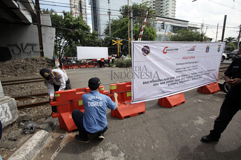 Penutupan perlintasan sebidang ini dilaksanakan untuk meningkatkan keselamatan, ketertiban dan kelancaran perjalanan KA dan masyarakat pengguna jalan pada perlintasan antara jalur kereta api dengan jalan di wilayah Provinsi DKI Jakarta.