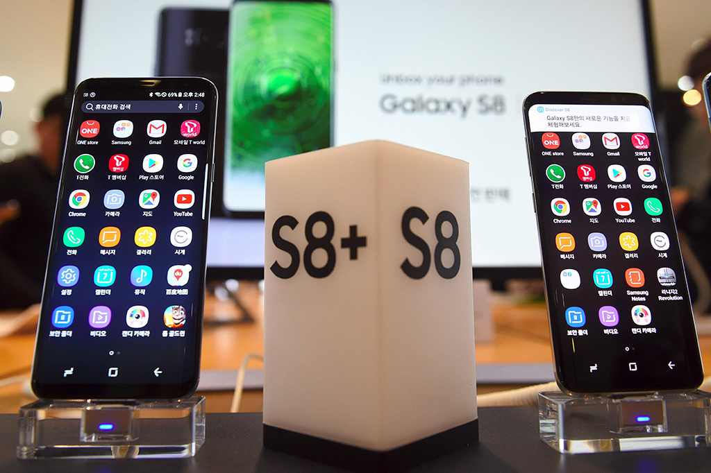Samsung Galaxy S8 dan S8 plus dipajang di sebuah gerai Samsung di Seoul , Jumat (7/4/2017). Ponsel tersebut rencananya akan dipasarkan mulai tanggal 21 April 2017 mendatang di Amerika Serikat (AS), sementara negara lainnya tanggal 28 April 2017.