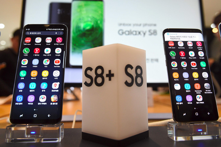 Samsung Galaxy S8 dan S8 plus dipajang di sebuah gerai Samsung di Seoul , Jumat (7/4/2017). Ponsel tersebut rencananya akan dipasarkan mulai tanggal 21 April 2017 mendatang di Amerika Serikat (AS), sementara negara lainnya tanggal 28 April 2017.