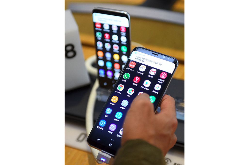 Sementara, Samsung Galaxy S8 Plus dijual berkisar Rp13,6 juta dengan memori internal 128GB dan RAM 6GB. Namun, ponsel ini hanya akan dijual di Korea Selatan dan Tiongkok.