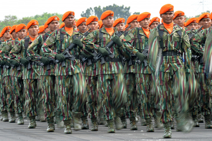 Defile dari Pasukan Khas TNI AU. Pasukan elite ini punya spesifikasi kemampuan terjun tempur dan merebut lapangan terbang dari lawan untuk pembuka jalur logistik.