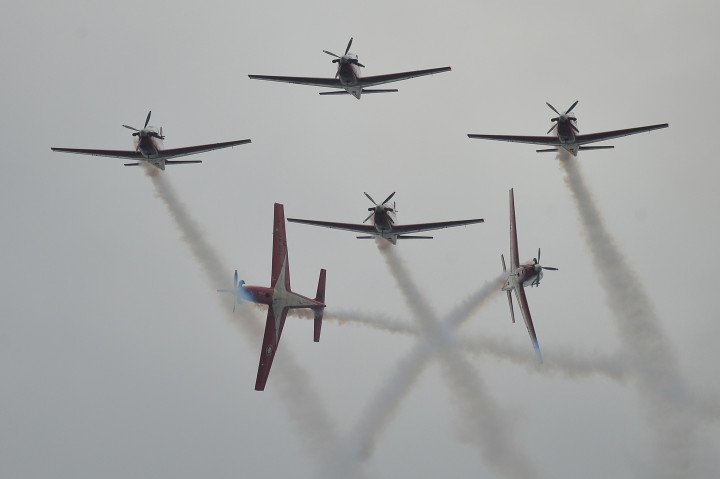 Kelincahan akrobatik udara TNI AU menggunakan pesawat latih KT-1 B Woong Bee buatan Korea Selatan.