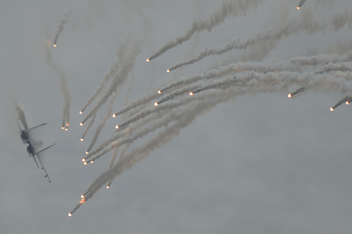 Simulasi perang di udara melibatkan jet tempur F-16 dan Sukhoi 27. Dua jenis pesawat tempur itu masing-masing buatan Amerika Serikat dan Rusia.