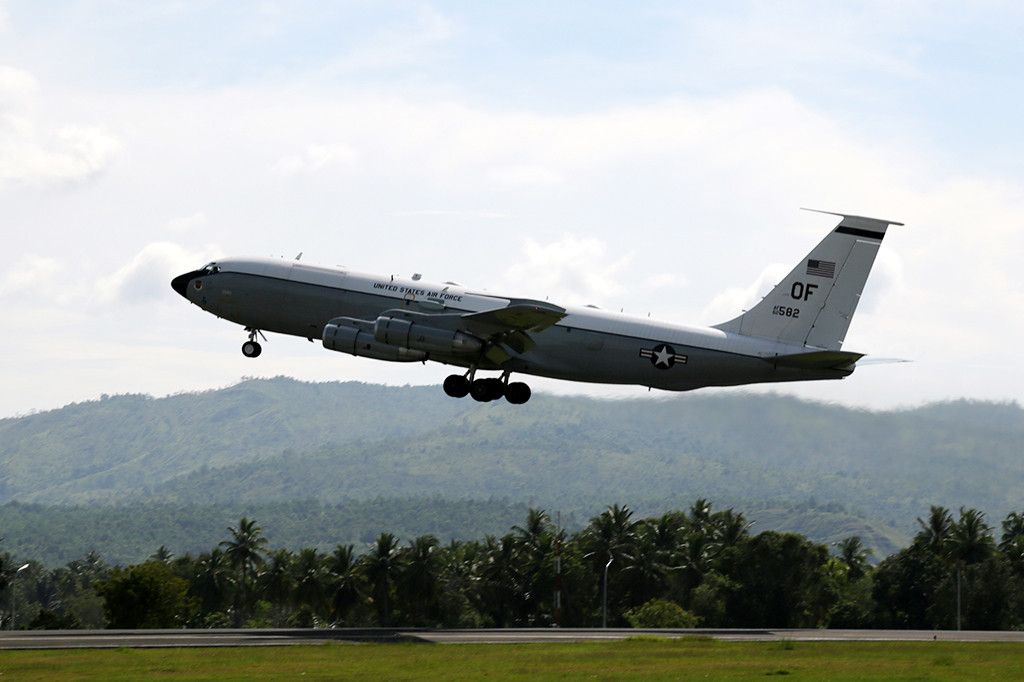 Pesawat militer Amerika Serikat lepas landas meninggalkan Bandara Internasional Sultan Iskandar Muda di Aceh Besar, Aceh, Jumat (7/4/2017). Pesawat Boeing 707 itu kembali melanjutkan penerbangan ke Bandara Kadena di Pulau Okinawa Jepang.