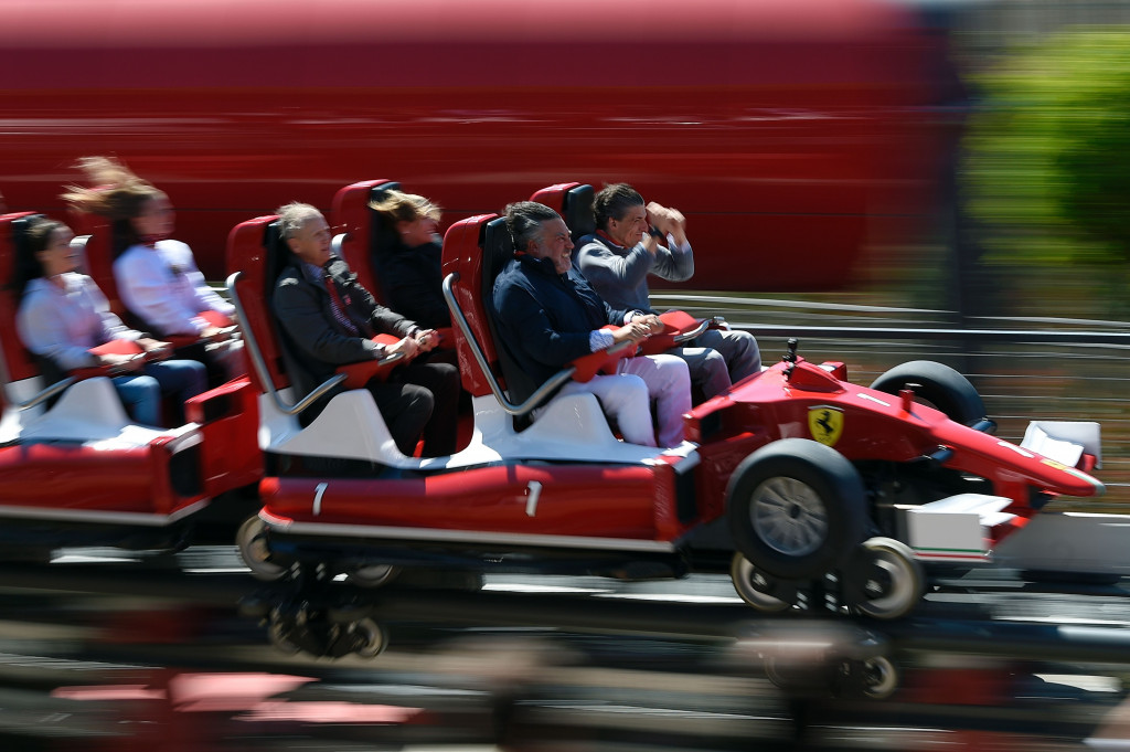 Kecepatan meluncur 'Red Force' bisa mencapai 180 km/jam. Hanya butuh waktu lima detik untuk 'terjun' dari puncak tertinggi hingga ke dasar roller coaster. 
