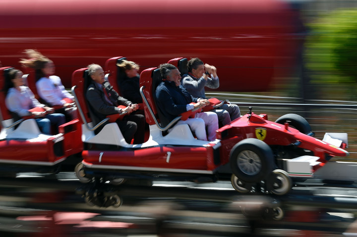Kecepatan meluncur 'Red Force' bisa mencapai 180 km/jam. Hanya butuh waktu lima detik untuk 'terjun' dari puncak tertinggi hingga ke dasar roller coaster. 