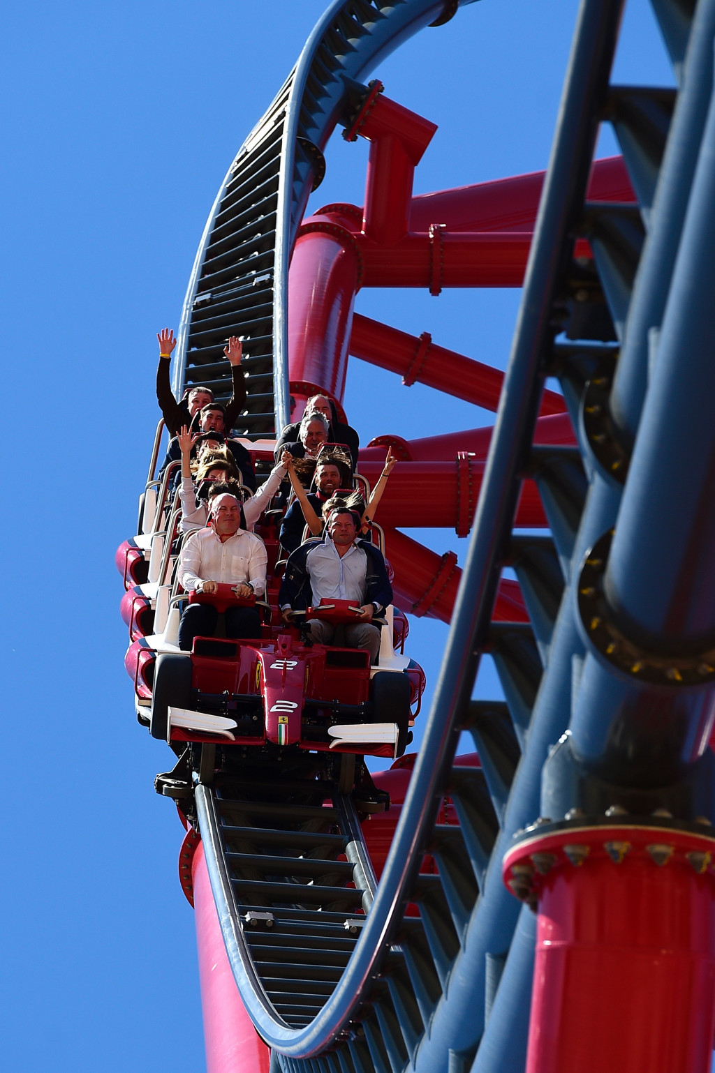 Kereta luncur yang dinamai Red Force ini bentuk hidungnya sama dengan mobil balap Formula 1 tim Ferrari. 
