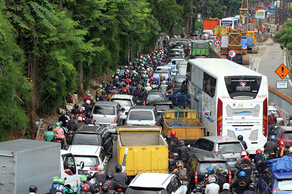 Sejumlah kendaraan melintas di samping proyek jembatan layang (fly over) Pancoran di Jalan Gatot Subroto, Jakarta, Jumat (7/4/2017).