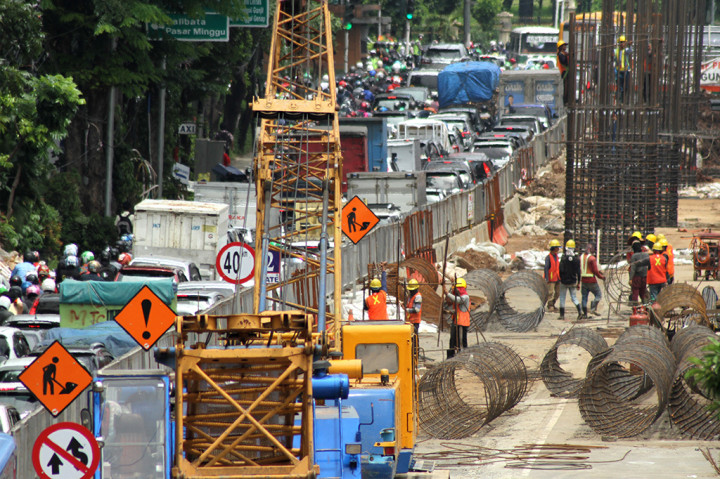 Pembangunan jembatan layang (fly over) Pancoran di Jalan Gatot Subroto, Jakarta