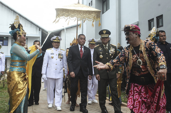 Menteri Pertahanan Ryamizard Ryacudu (tengah), Panglima TNI Jenderal TNI Gatot Nurmantyo (kanan), dan Kasal Laksamana TNI Ade Supandi (kiri) berjalan bersama saat akan meresmikan KRI Raden Eddy Martadinata-331 di Dermaga Pondok Dayung TNI AL, Tanjung Priok, Jakarta, Jumat (7/4/2017).