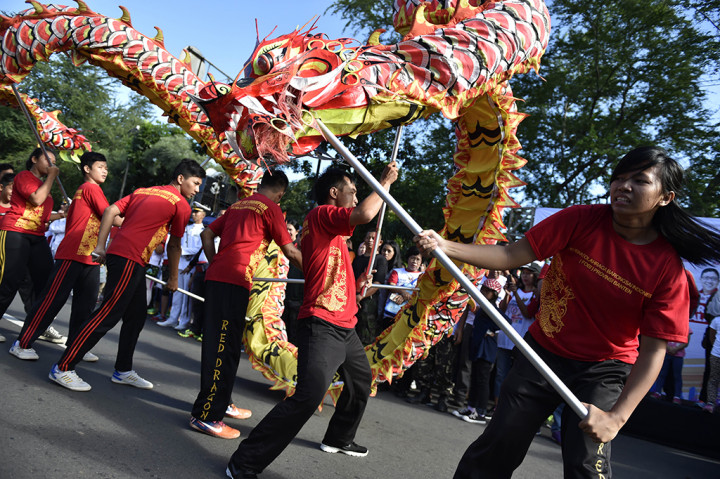 Pertunjukan barongsai meriahkan kirab kebangsaan HUT Taruna Merah Putih ke-9.