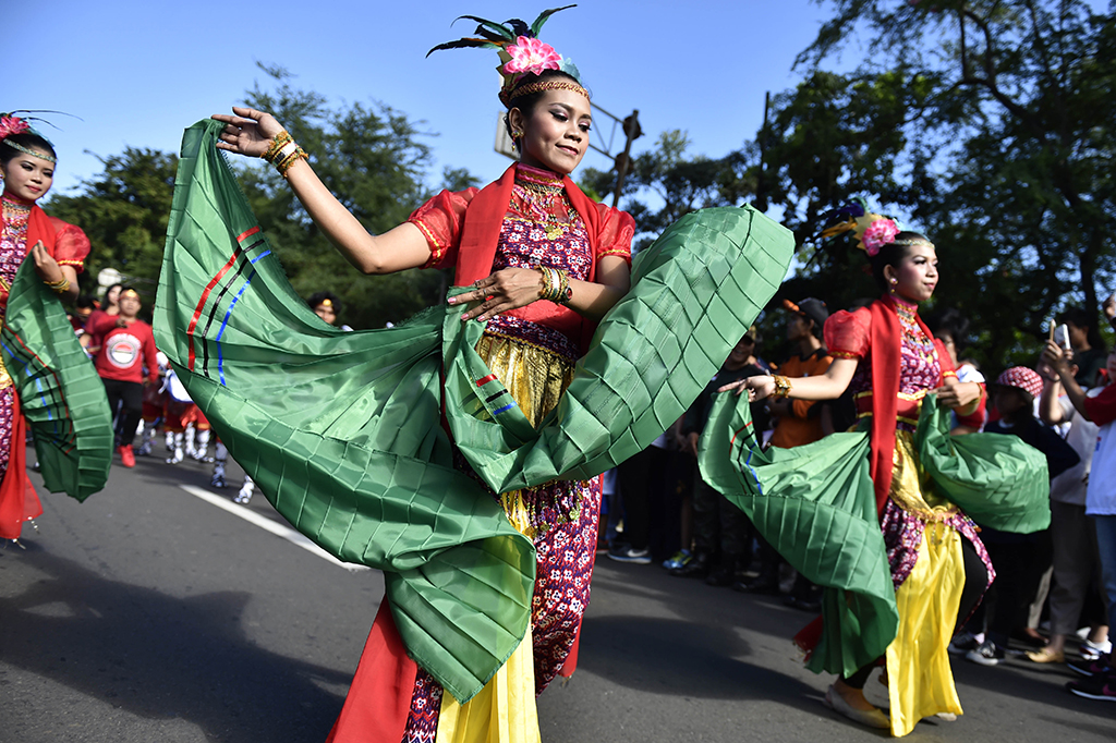 Acara ini disertai dengan parade kebudayaan dan kesenian dari berbagai daerah di Indonesia.