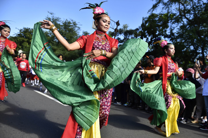 Acara ini disertai dengan parade kebudayaan dan kesenian dari berbagai daerah di Indonesia.