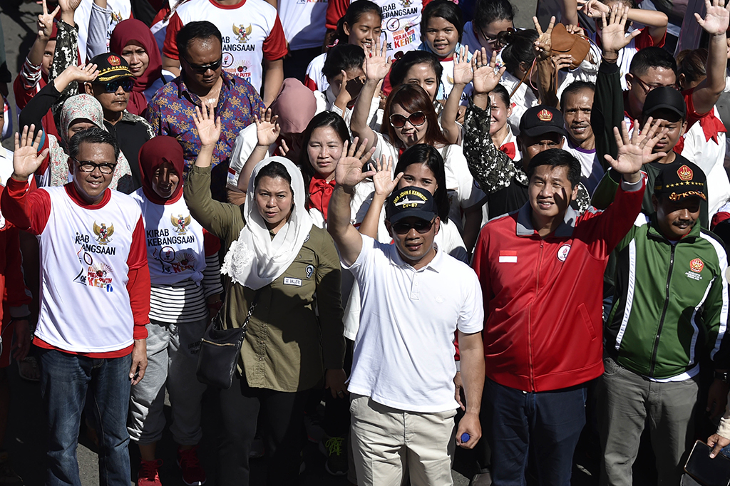 Ketua Umum Taruna Merah Putih (TMP) Maruarar Sirait (kedua kanan), Wali Kota Bandung Ridwan Kamil (tengah) dan Direktur Eksekutif Wahid Institute Yenny Wahid (ketiga kiri) mengikuti Kirab Kebangsaan HUT Taruna Merah Putih ke-9 di Rawamangun, Jakarta.