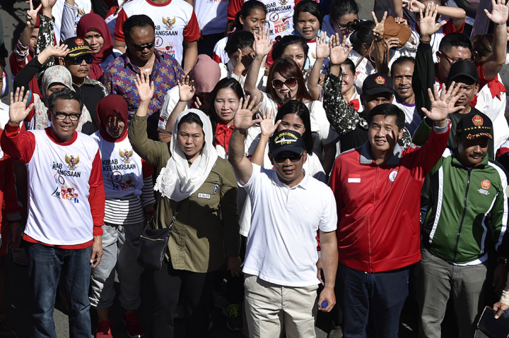 Ketua Umum Taruna Merah Putih (TMP) Maruarar Sirait (kedua kanan), Wali Kota Bandung Ridwan Kamil (tengah) dan Direktur Eksekutif Wahid Institute Yenny Wahid (ketiga kiri) mengikuti Kirab Kebangsaan HUT Taruna Merah Putih ke-9 di Rawamangun, Jakarta.