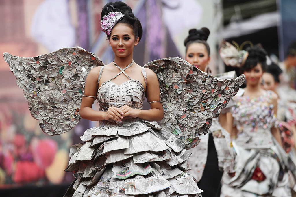 Model memperagakan busana daur ulang dalam Fashion On The Street 2017 di Malang, Jawa Timur.