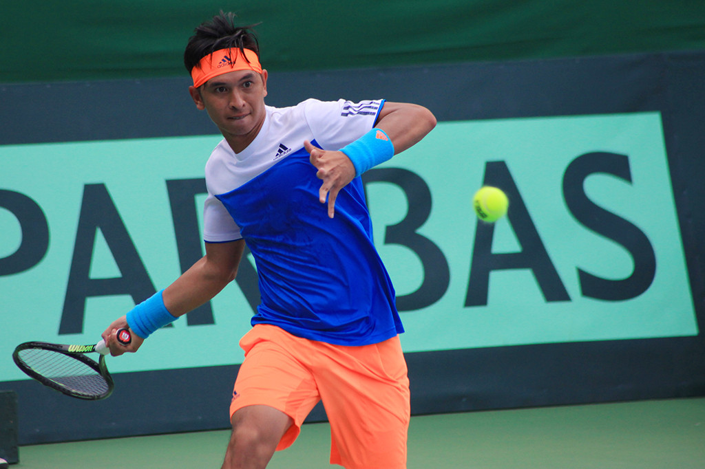 Petenis Indonesia Christopher Rungkat mengembalikan bola ke arah petenis Kuwait Abdullah Maqdes pada pertandingan Piala Davis Grup II Zona Asia/Oceania di lapangan Tenis Manahan, Solo, Jawa Tengah, Minggu (9/4/2017).