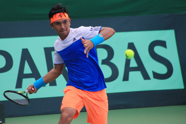 Petenis Indonesia Christopher Rungkat mengembalikan bola ke arah petenis Kuwait Abdullah Maqdes pada pertandingan Piala Davis Grup II Zona Asia/Oceania di lapangan Tenis Manahan, Solo, Jawa Tengah, Minggu (9/4/2017).