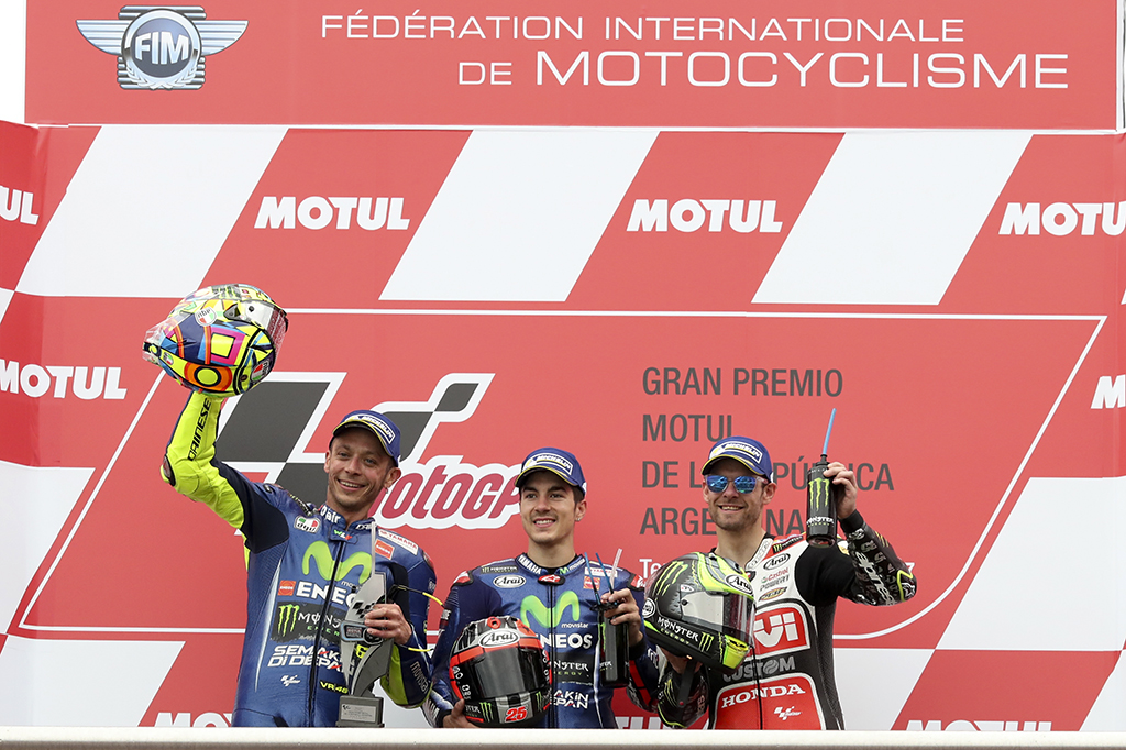 Sementara itu, Valentino Rossi (kiri) finis di posisi kedua, disusul Cal Crutchlow (kanan).