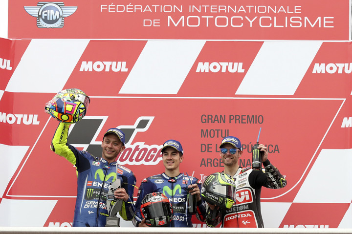 Sementara itu, Valentino Rossi (kiri) finis di posisi kedua, disusul Cal Crutchlow (kanan).