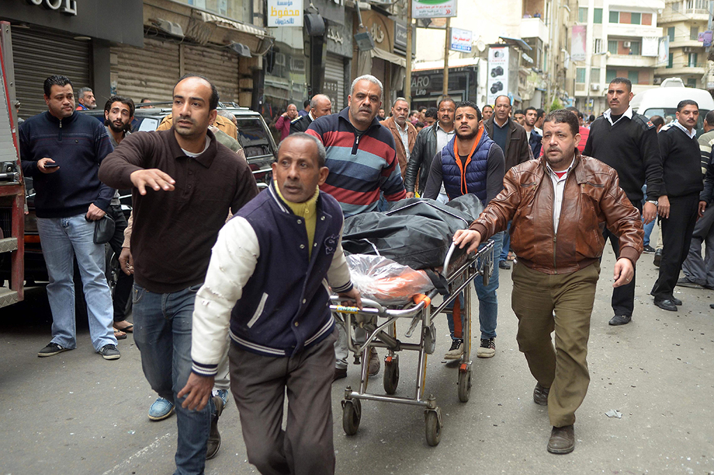 17 orang tewas termasuk tiga polisi dan melukai 48 orang dalam ledakan di Gereja Saint Mark.