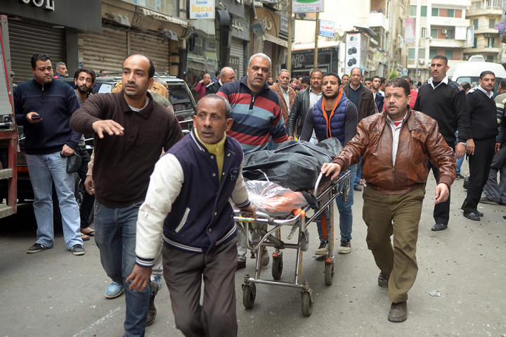 17 orang tewas termasuk tiga polisi dan melukai 48 orang dalam ledakan di Gereja Saint Mark.