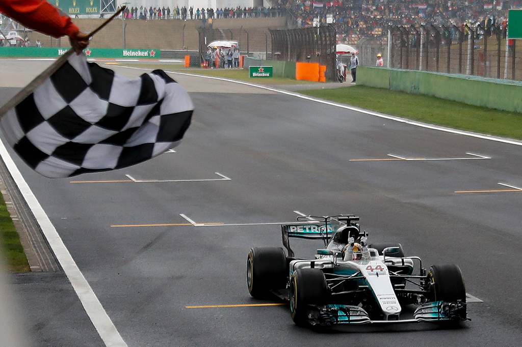 Hamilton berhasil finis paling depan dengan catatan waktu 1 jam 37 menit 36.158 detik.