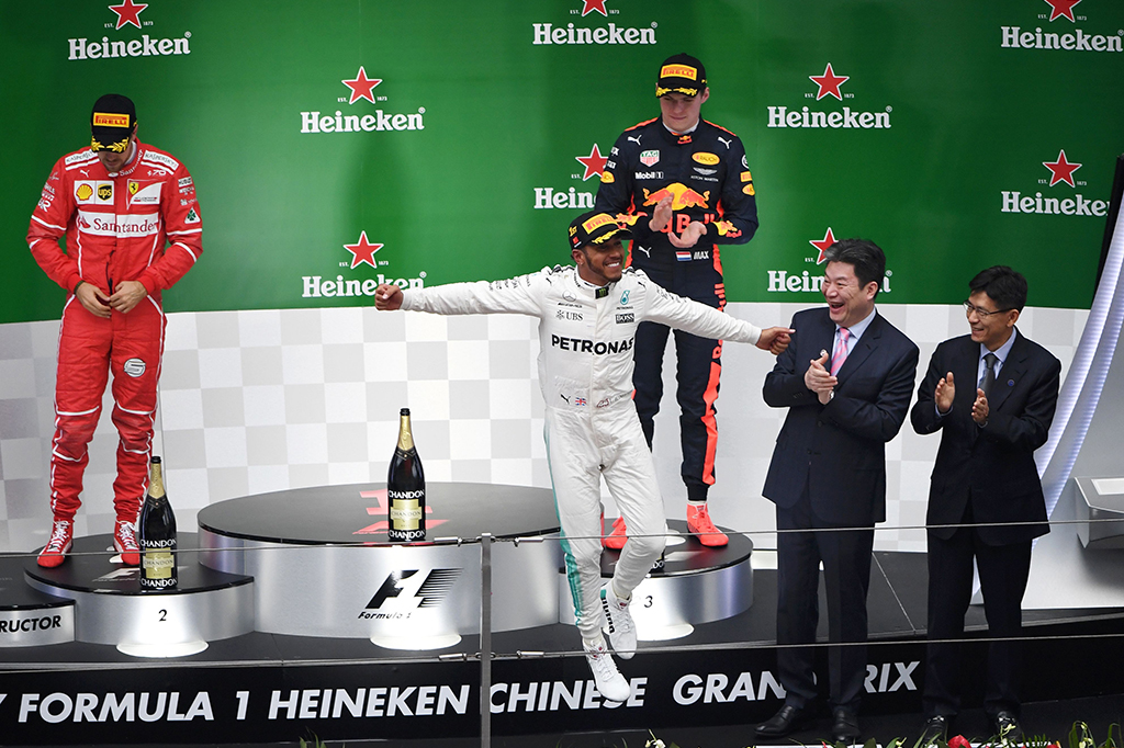 Sementara itu, Sebastian Vettel (kiri) finis di posisi kedua dan Max Verstappen di posisi ketiga.