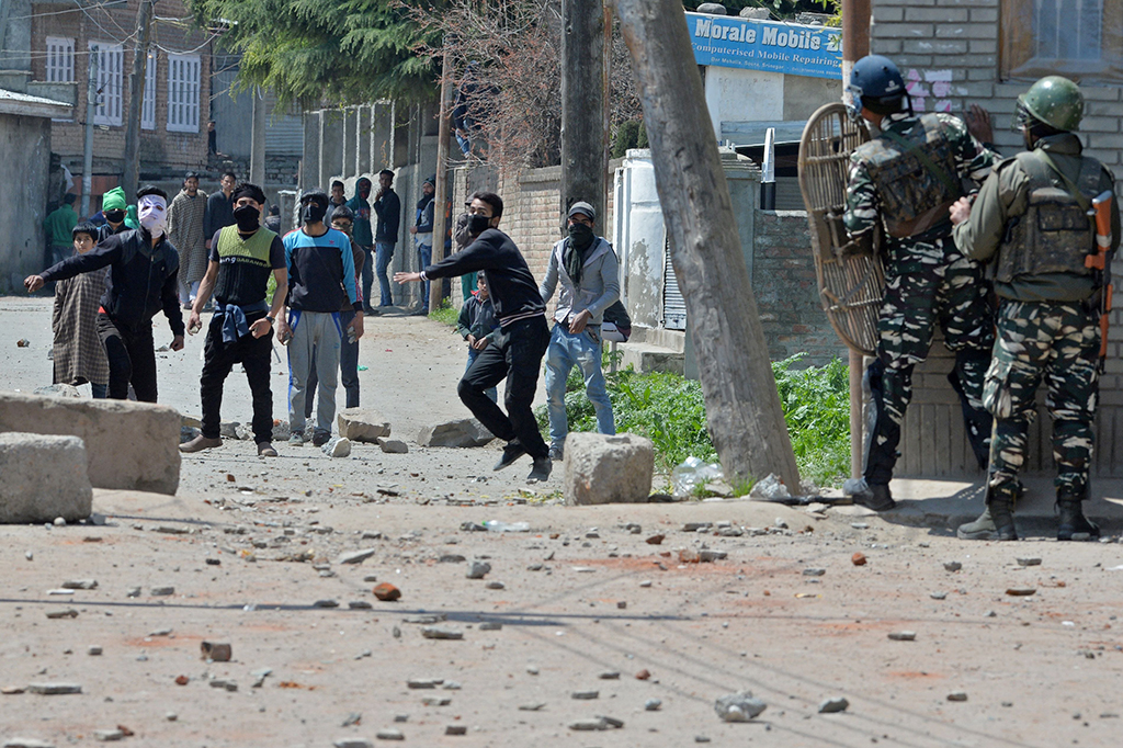 Para pengunjuk rasa terlibat bentrok dengan pihak keamanan India saat Pemilu di Kashmir.