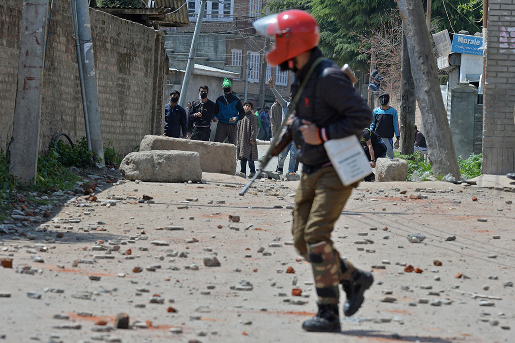 Unjuk rasa anarkis itu dipicu oleh protes yang diserukan oleh kelompok separatis Kashmir yang menolak kepemimpinan India di wilayah Kashmir.