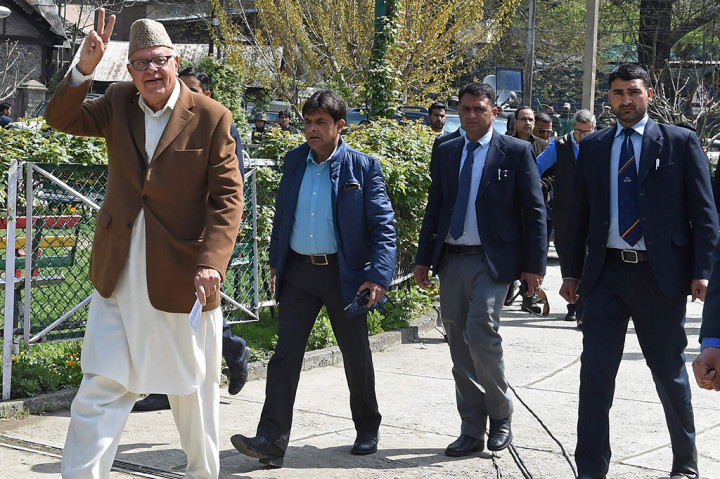 Mantan Menteri Kepala Negara, Farooq Abdullah (kiri) sebelum memberikan suara di Srinagar. Pemilu tambahan di Kashmir itu diadakan untuk mengisi kursi kosong di majelis rendah Parlemen India.