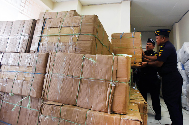 Petugas Beacukai merapikan kardus berisi rokok ilegal hasil sitaan di Kantor Bea Cukai Sulsel di Makassar, Sulawesi Selatan, Senin (10/4/2017).