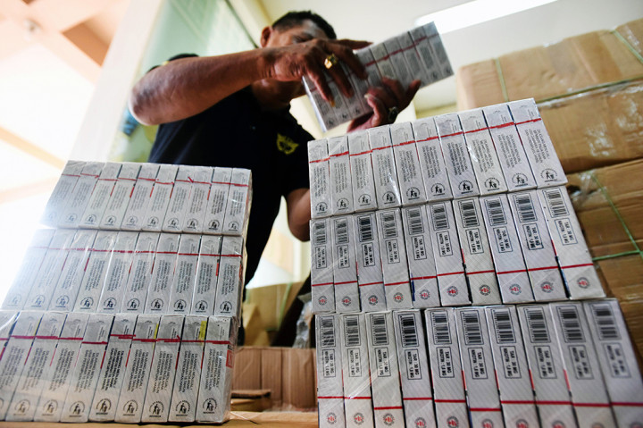 Petugas Bea Cukai menyusun rokok ilegal hasil sitaan di Kantor Bea Cukai Sulsel di Makassar, Sulawesi Selatan.