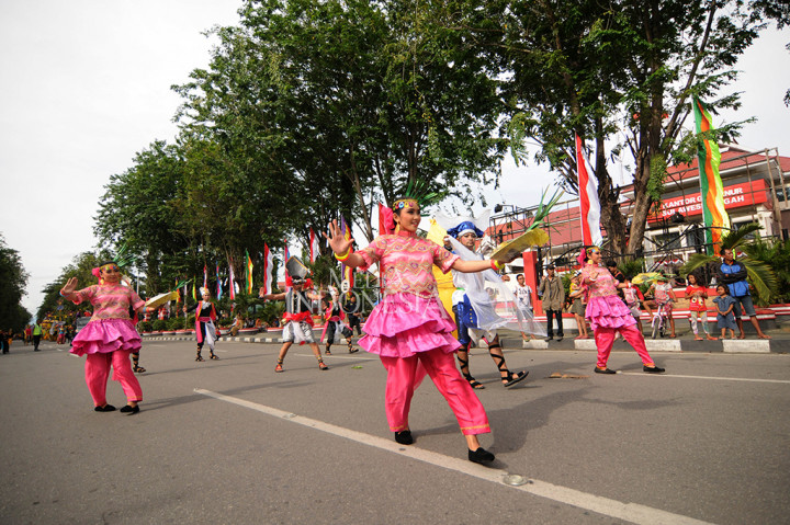 Sejumlah peserta mengikuti Karnaval Budaya Nusantara 2017 di Palu, Senin (10/4). 