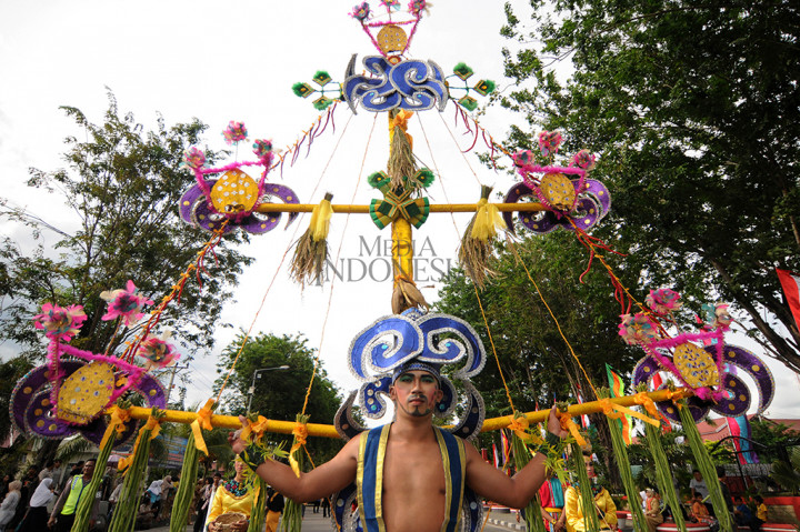 Peserta mengikuti Karnaval Budaya Nusantara 2017 di Palu