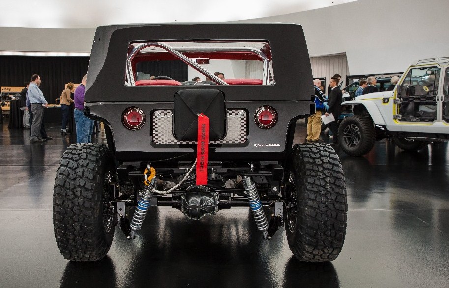 Isi kotak di belakang Quicksand Concept itu bukan parasut seperti fitur mobil drag, melainkan gulungan strap untuk keperluan recovery. 