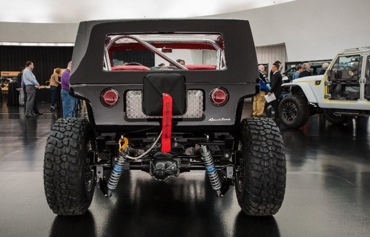 Isi kotak di belakang Quicksand Concept itu bukan parasut seperti fitur mobil drag, melainkan gulungan strap untuk keperluan recovery. 