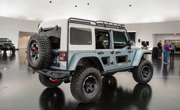 Atap kabin belakang Switchback Concept yang agak meninggi mengingatkan kepada Land Rover Discovery. 