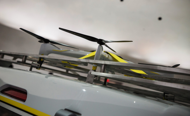 Selain punya kompresor udara, fitur unik Safari Concept adalah drone yang ada di bagian atap. Berkat drone, akan lebih mudah memantau kondisi medan yang akan dilalui.