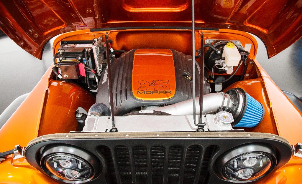 Tenaga sebesar 383 daya kuda yang menghelanya berasal dari paduan mesin Hemi 5.7 liter dengan transmisi manual enam percepatan.