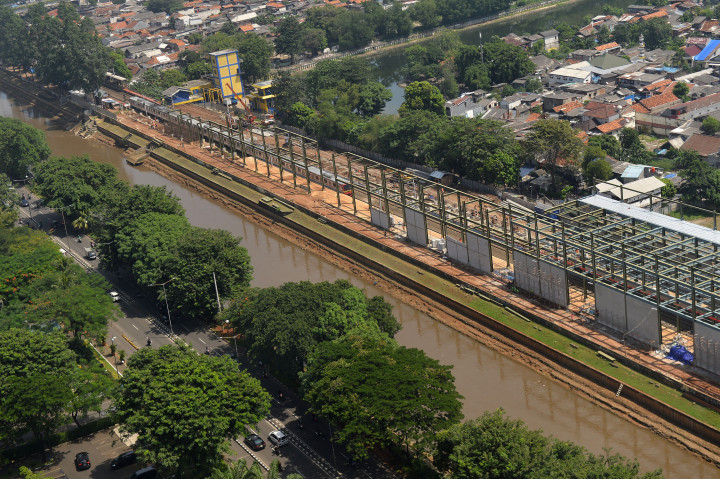 Ada empat stasiun pemberhentian yang akan dilalui KRL khusus bandara ini. Manggarai, Sudirman Baru, Duri dan berakhir di Bandara Soekarno-Hatta.