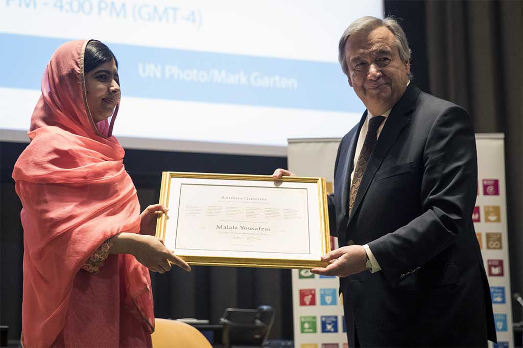 Sekjen PBB Antonio Guterres menyerahkan sertifikat kepada Malala Yousafzai yang ditunjuk sebagai Utusan Perdamaian PBB untuk mempromosikan pendidikan perempuan, di Markas PBB, New York, Senin (10/4/2017) waktu setempat. 