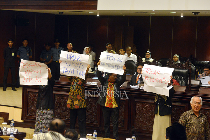 Spanduk yang dibentangkan itu berisikan tulisan antara lain Tegakkan Marwah DPD, DPD Wajib Taat Hukum, Tolak Pimpinan Ilegal dan Tolak Premanisme DPD.