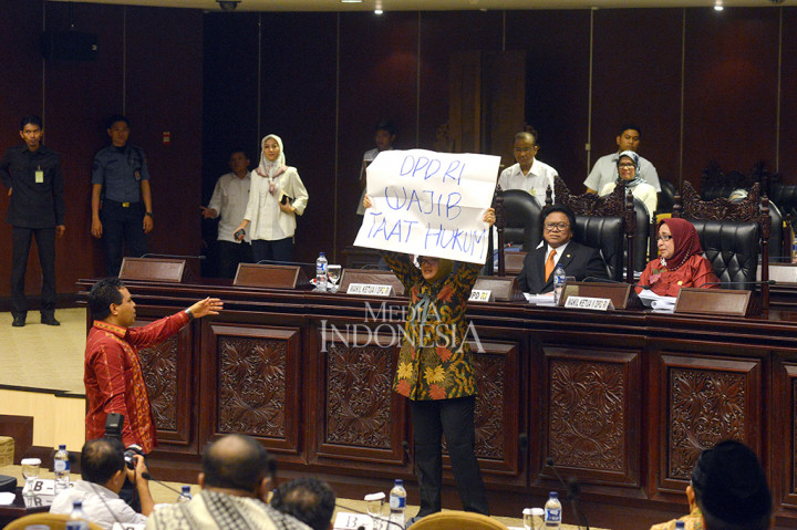 Namun, protes mereka tidak digubris Pimpinan DPD, sehingga sekitar enam anggota DPD langsung maju ke depan pimpinan rapat dengan membentangkan spanduk.