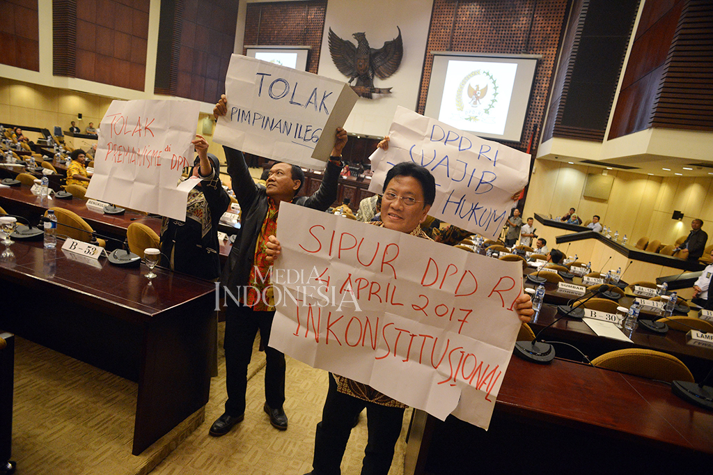 Mereka menilai, sidang paripurna DPD terkait pemilihan Ketua DPD pada 4 April lalu inkonstitusional. Mereka juga mempertanyakan legalitas memimpin rapat tersebut.