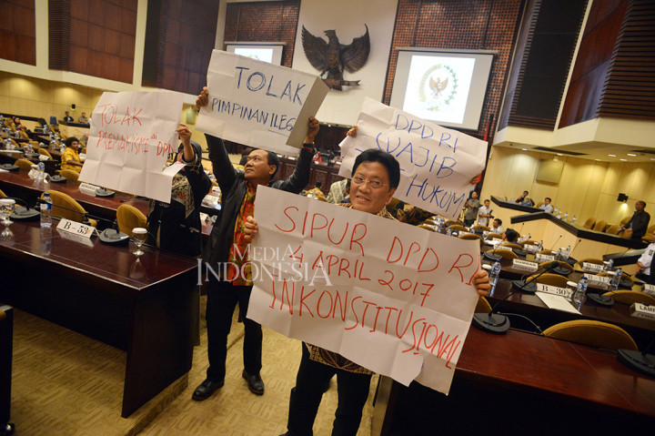 Mereka menilai, sidang paripurna DPD terkait pemilihan Ketua DPD pada 4 April lalu inkonstitusional. Mereka juga mempertanyakan legalitas memimpin rapat tersebut.