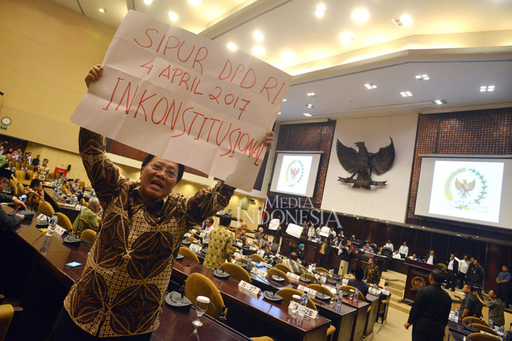 Sebelum sidang dibuka, sejumlah anggota DPD melakukan interupsi.