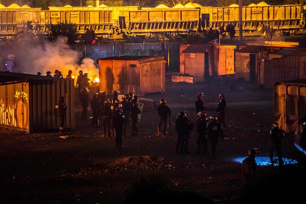 Grande-Synthe, juga disebut sebagai kamp Liniere, terletak di jalan antara Dunkirk dan Calais. Sebagian besar migran yang berada di lokasi itu melarikan diri dari kekerasan dan kesulitan di Afrika Utara dan Timur Tengah.