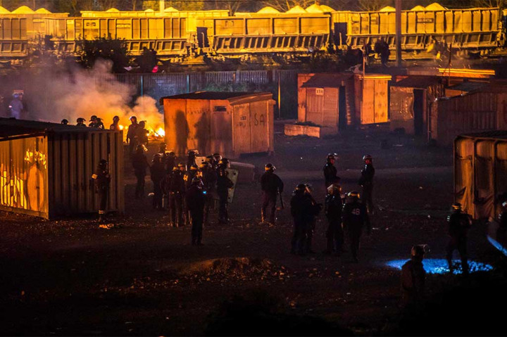 Grande-Synthe, juga disebut sebagai kamp Liniere, terletak di jalan antara Dunkirk dan Calais. Sebagian besar migran yang berada di lokasi itu melarikan diri dari kekerasan dan kesulitan di Afrika Utara dan Timur Tengah.