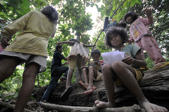Keceriaan Suku Anak Dalam Belajar di Hutan